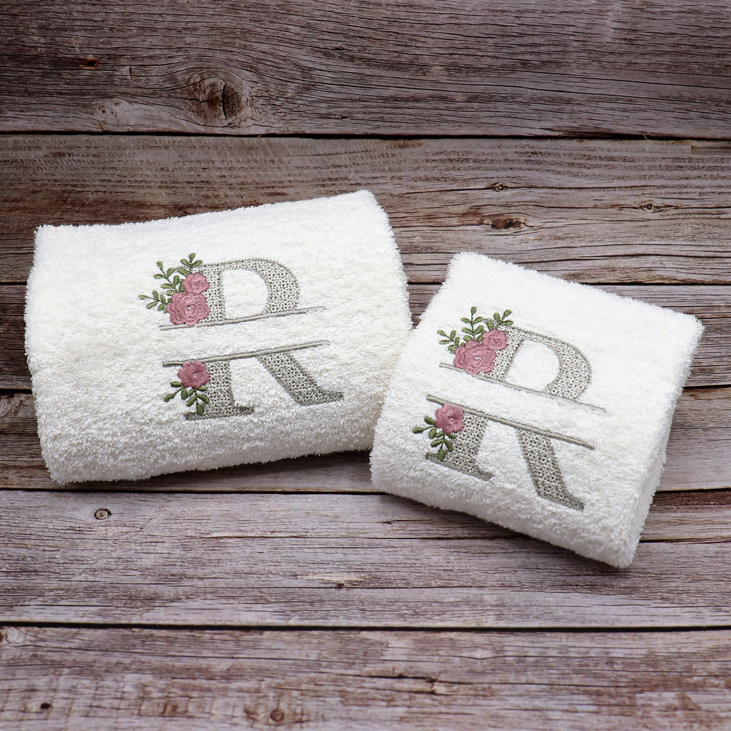 Asciugamani con iniziale e rosellina rosa polvere - Il filo di Arianna