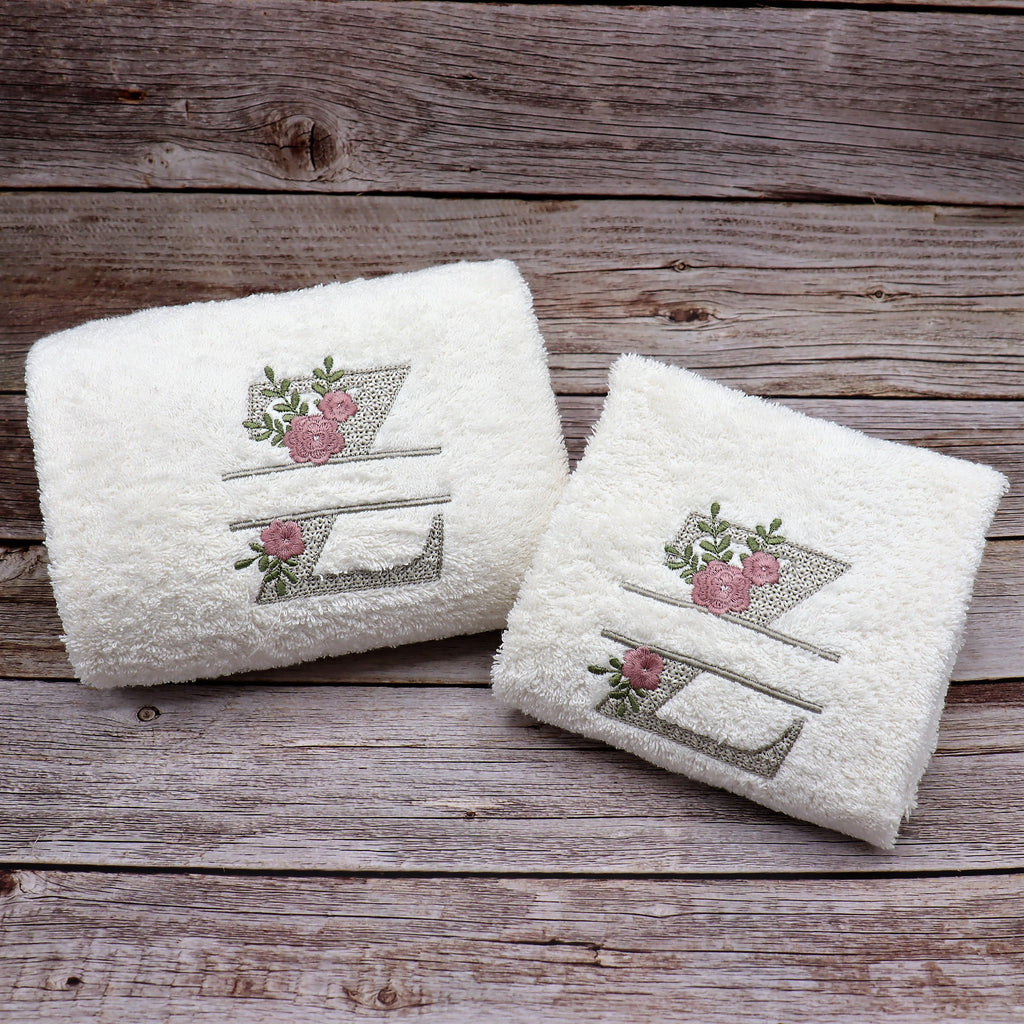 Asciugamani con iniziale e rosellina rosa polvere - Il filo di Arianna